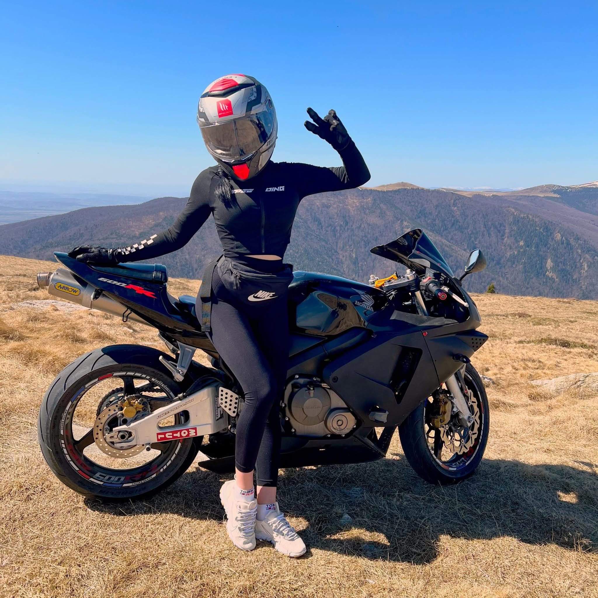 Iubita lui Răzvan Kovacs, pe motor