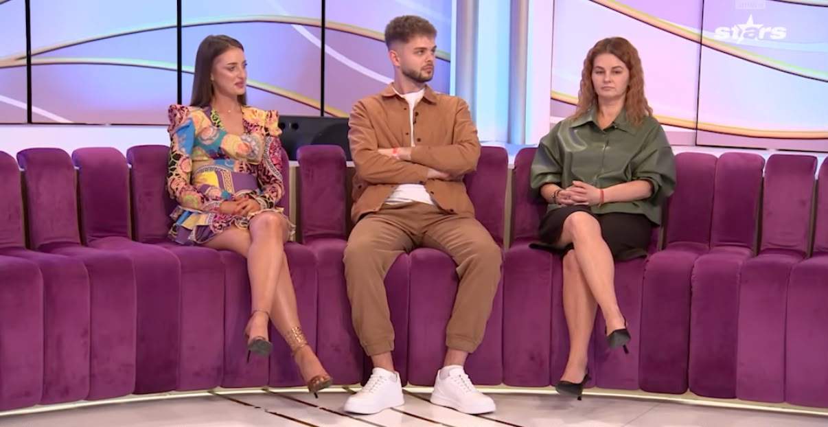 Daniela, Darius și doamna Melinda pe canapea