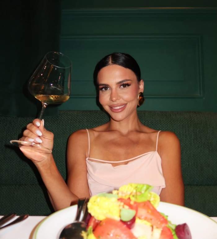 Andreea Popescu la un restaurant