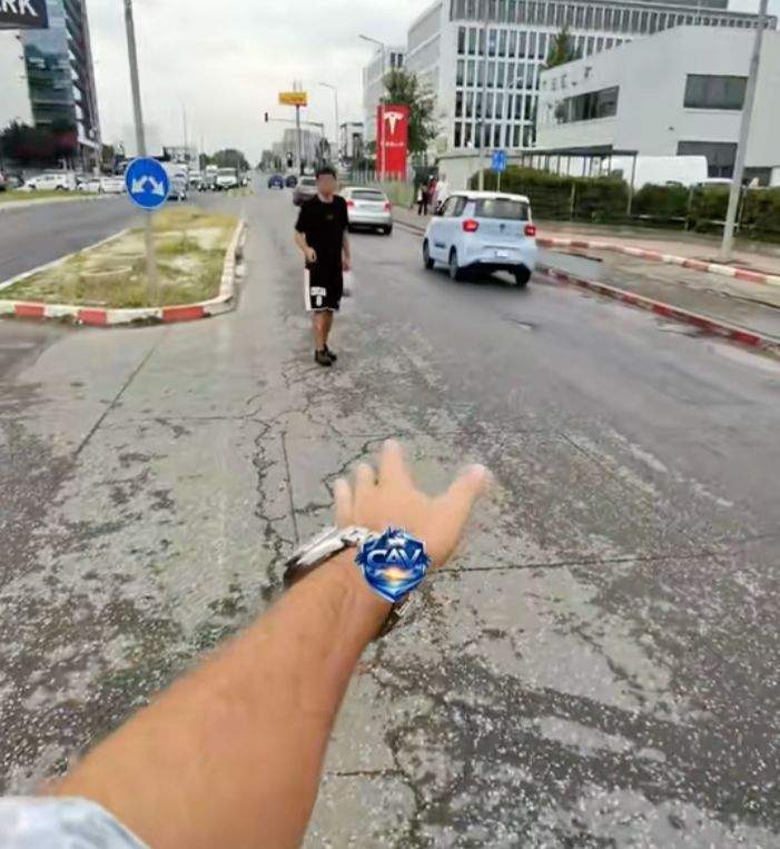 Scene incredibile în Capitală! Tânăr, surprins încercând să se arunce în fața mașinilor! CAV de la Survivor a intervenit imediat