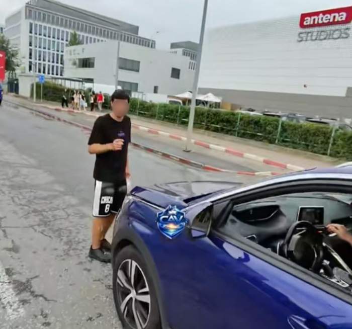 tânărul care încerca să se arunce în fața mașinilor