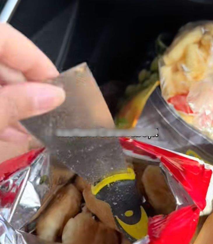 Incredibil ce a găsit o tânără într-o pungă de mini croissante! A rămas fără cuvinte