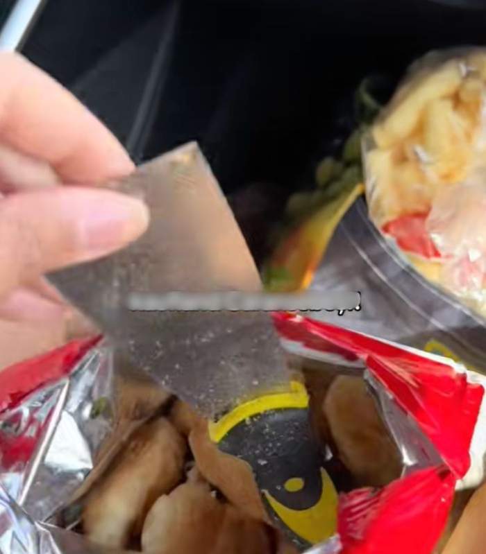 Incredibil ce a găsit o tânără într-o pungă de mini croissante! A rămas fără cuvinte
