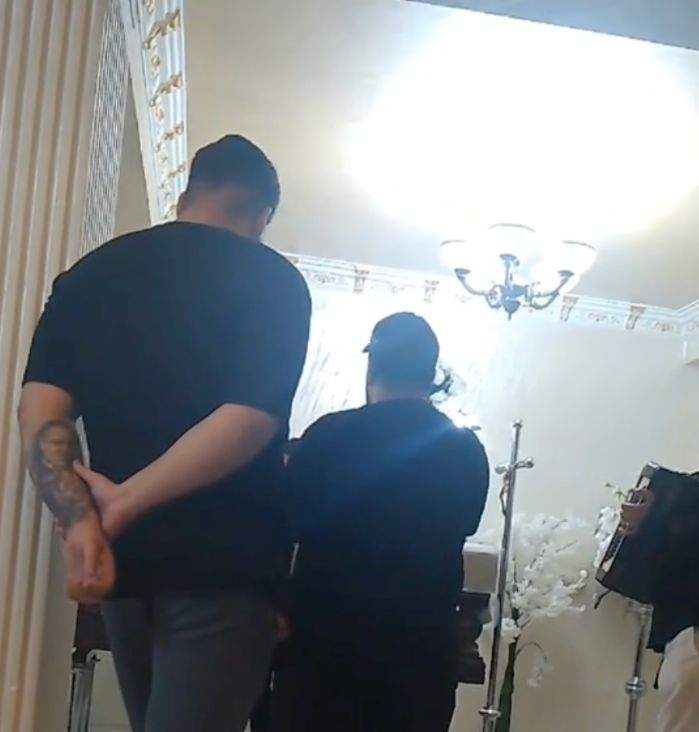 Miraj Tzunami, răpus de durere, la căpătâiul cuscrului său! Primele imagini de la priveghi