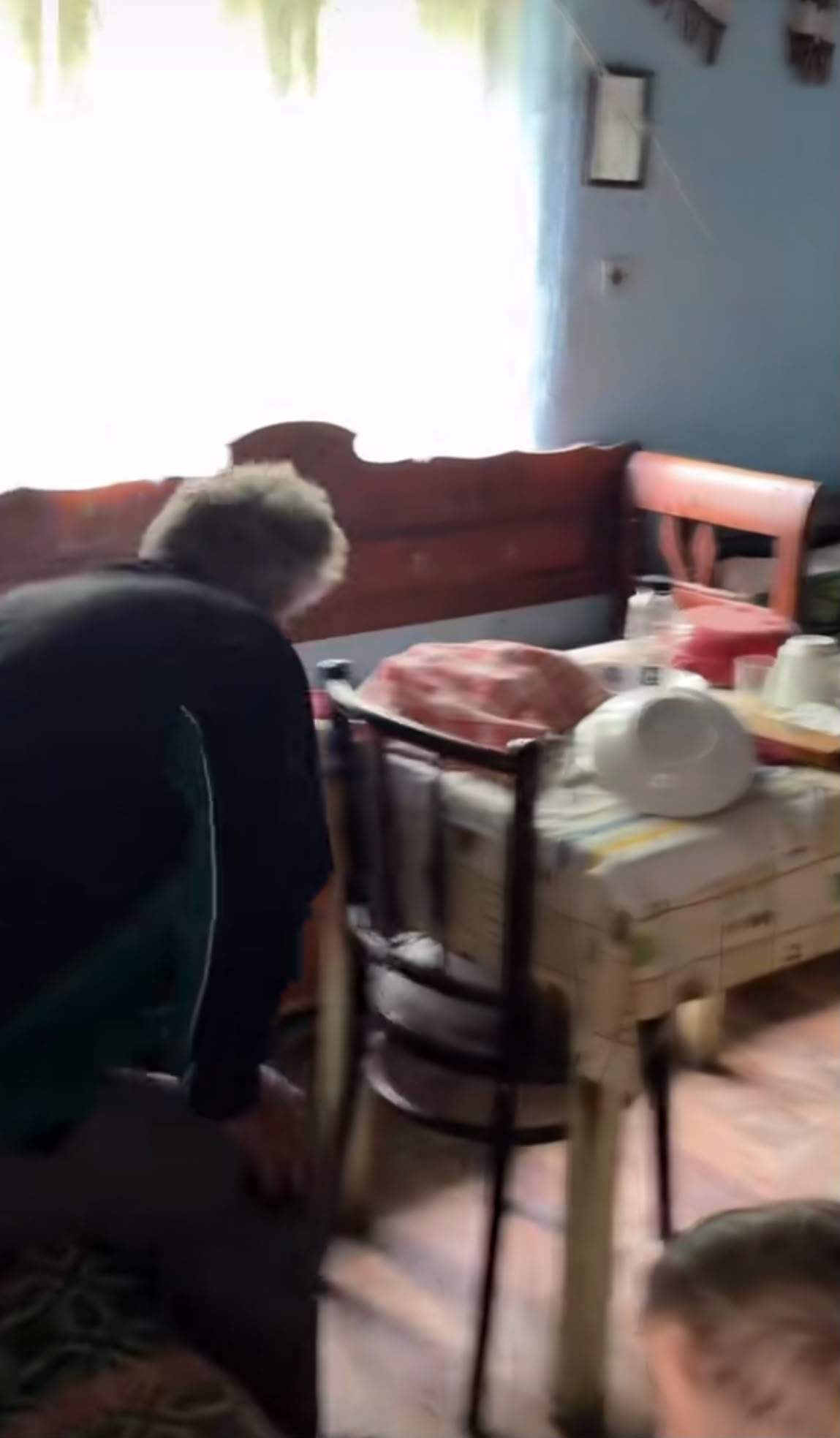 Cum arată casa bunicilor Vlăduței Lupău. Cântăreața s-a întristat când a ajuns acolo