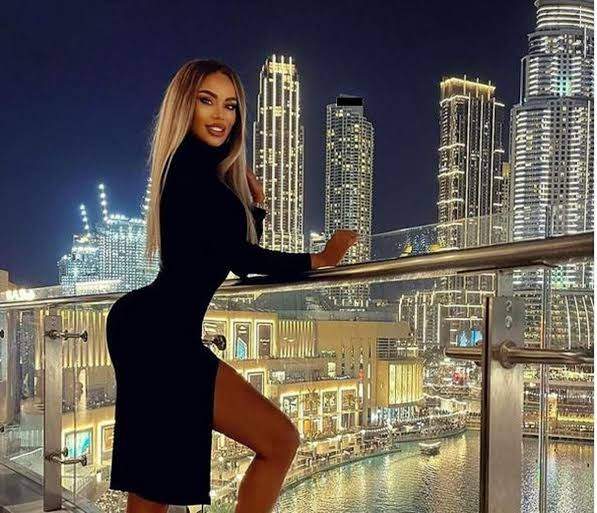 bianca dragusanu in dubai cu cladiri inalte