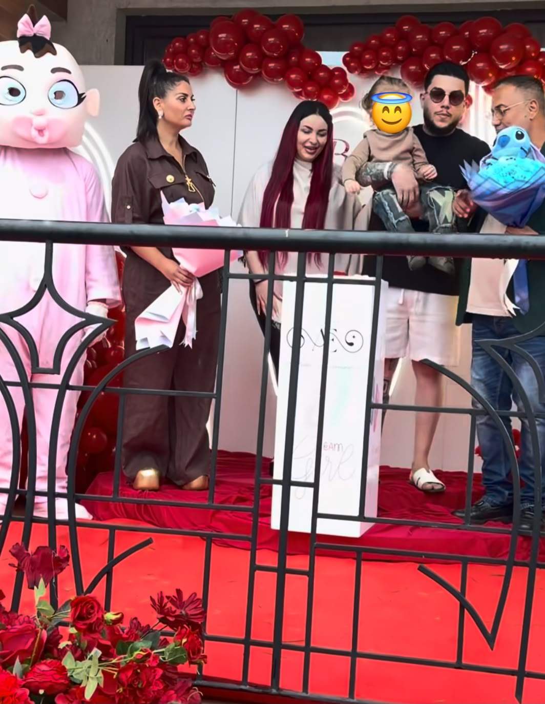 O influenceriță cunoscută din România a dezvăluit sexul bebelușului! Imagini inedite de la petrecerea de gender reveal