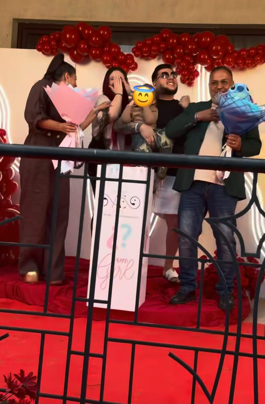 O influenceriță cunoscută din România a dezvăluit sexul bebelușului! Imagini inedite de la petrecerea de gender reveal