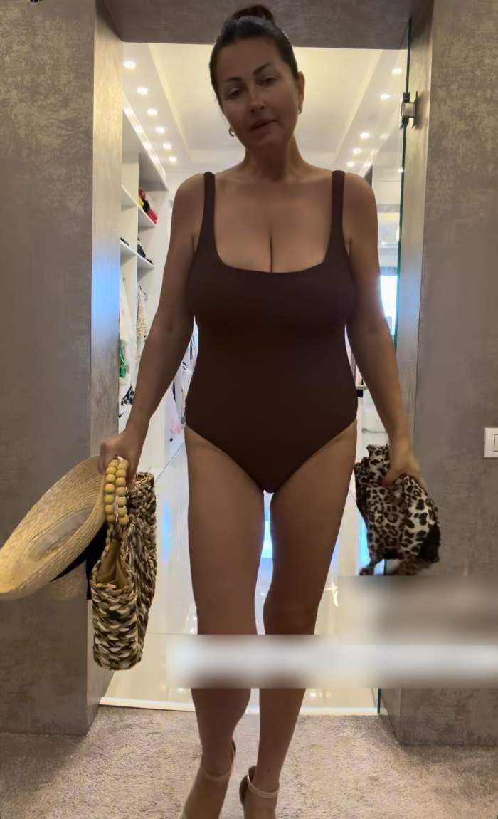 Gabriela Cristea, în costum de baie