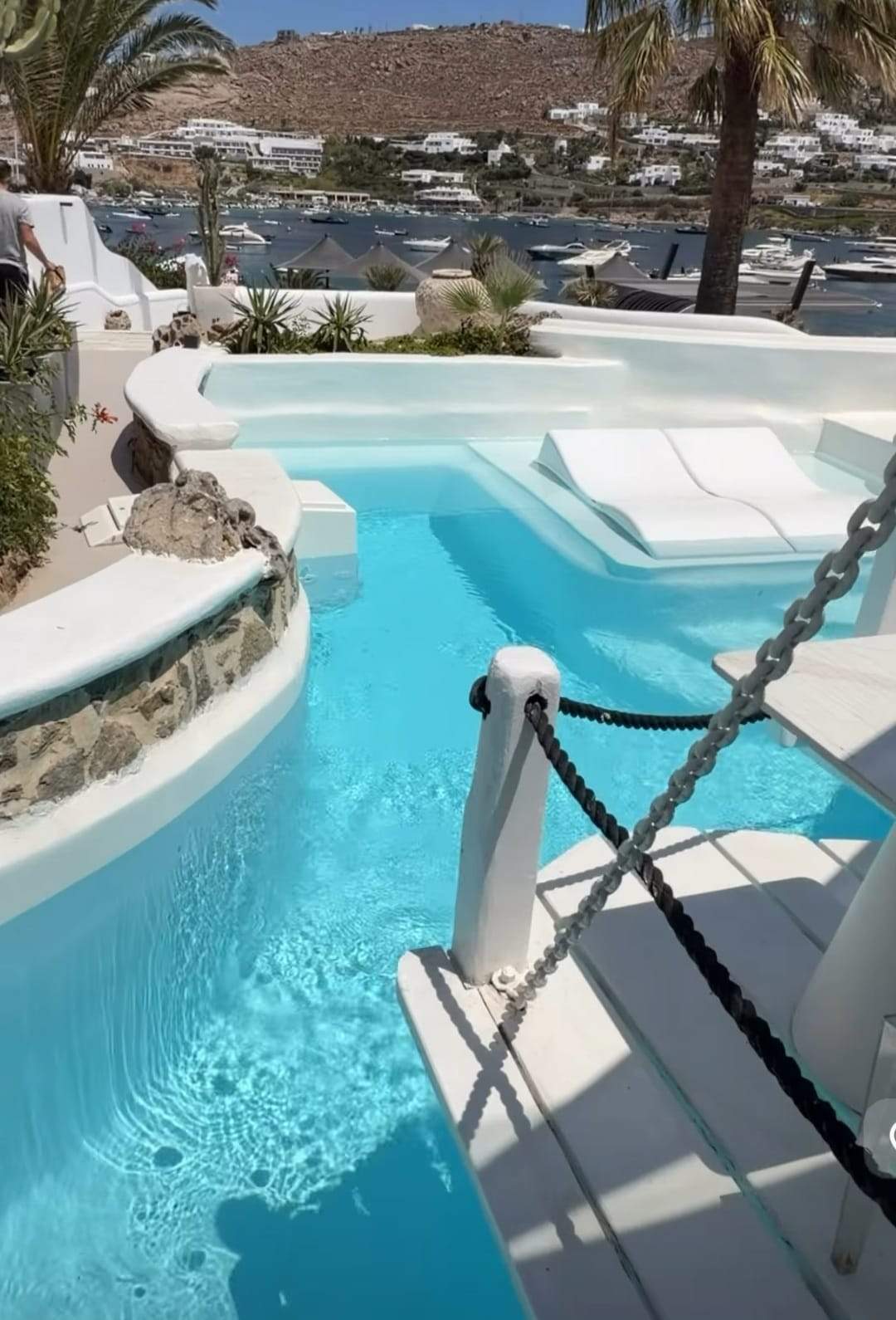 Bianca Drăgușanu, vacanță de zeci de mii de euro! Cât costă o noapte de cazare la hotelul de lux din Grecia | FOTO
