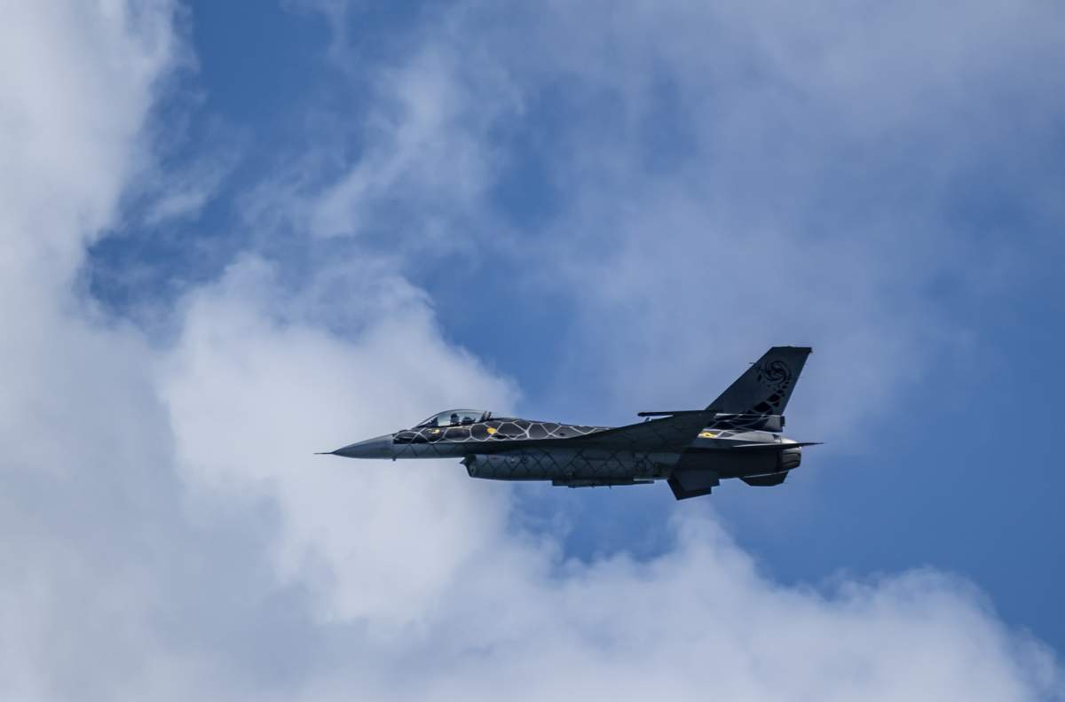 avion de luptă F-16.