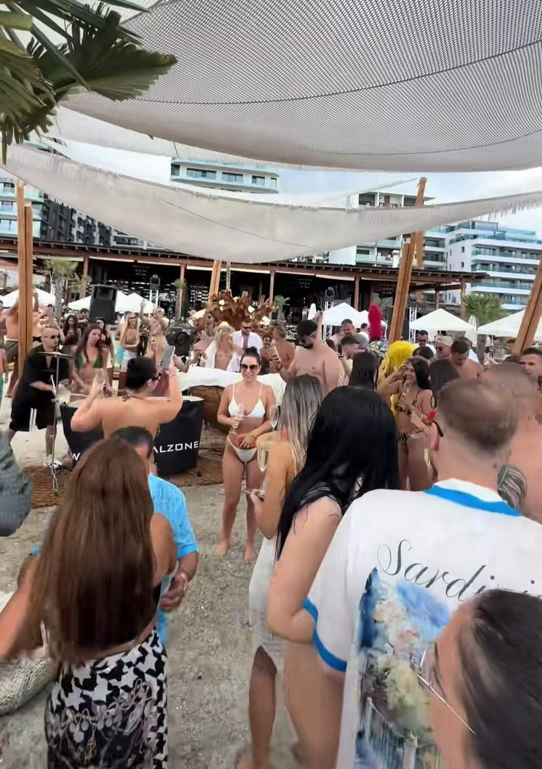 Adrian Minune și-a tras soția de păr în public! Imaginile care au stârnit reacții acide | FOTO