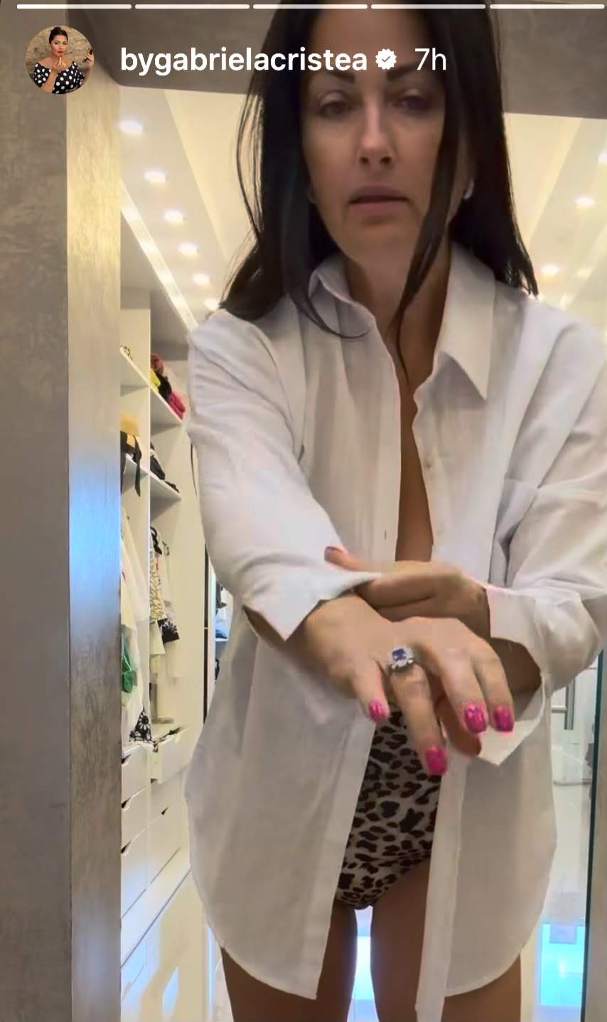 Gabriela  Cristea, în costum de baie