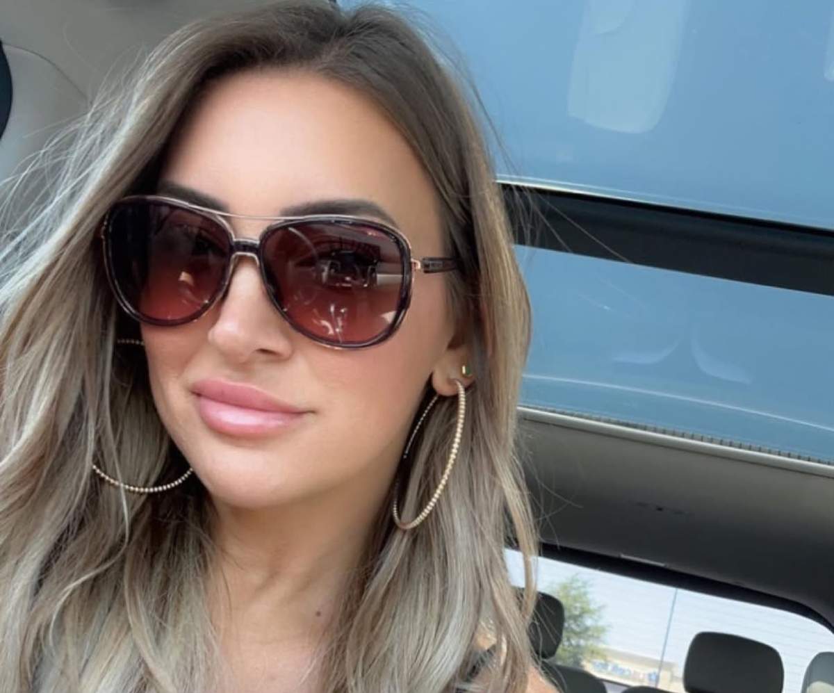 Influenceriță celebră în mașina