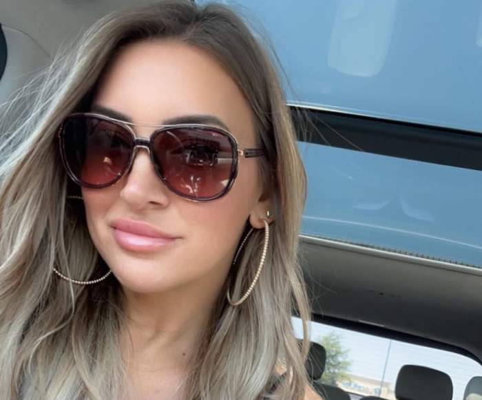 Influenceriță celebră în mașina
