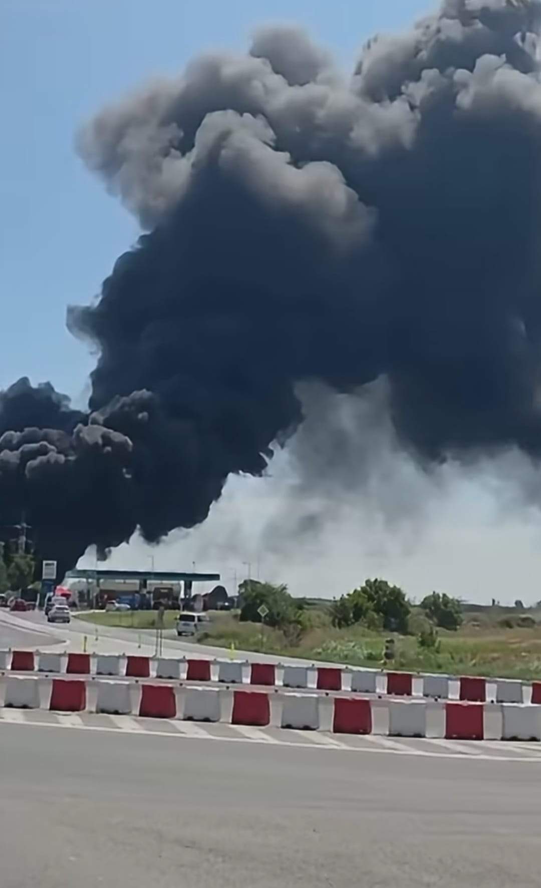 Accident urmat de incendiu în Constanța. O cisternă a luat foc | VIDEO