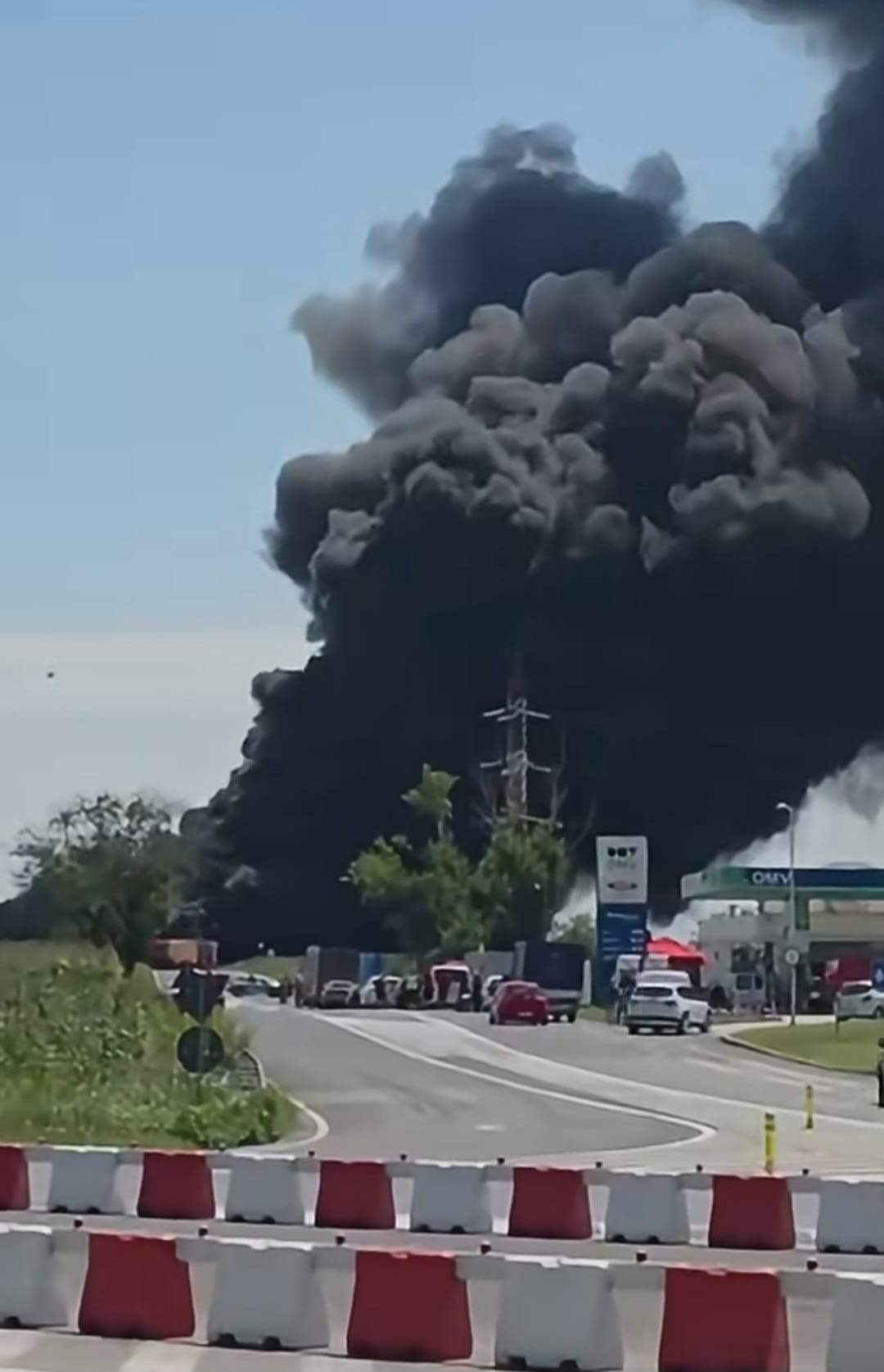 Accident urmat de incendiu în Constanța. O cisternă a luat foc | VIDEO