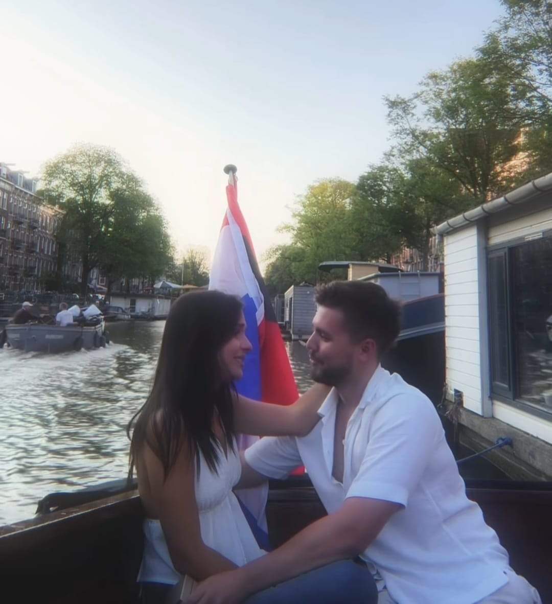 O influenceriță cunoscută a fost cerută în căsătorie! Locul inedit în care s-a logodit cu iubitul ei | VIDEO