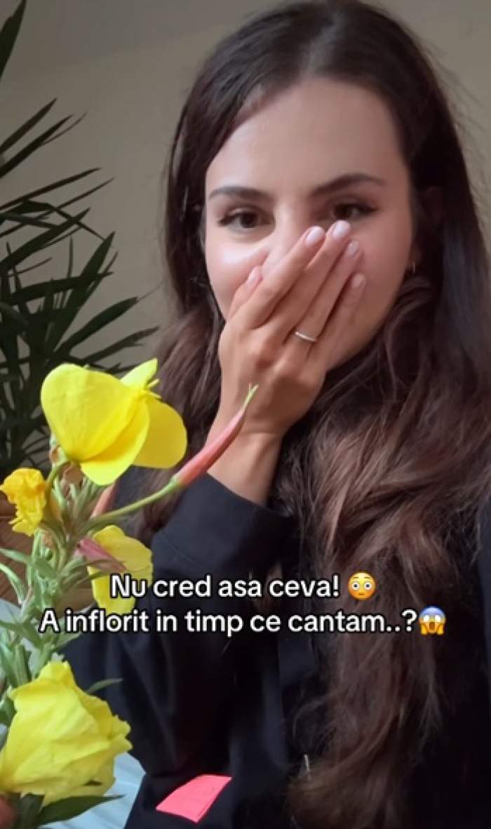 O tânără susține că o floare s-a deschis în timp ce cânta. Momentul a lăsat-o fără cuvinte