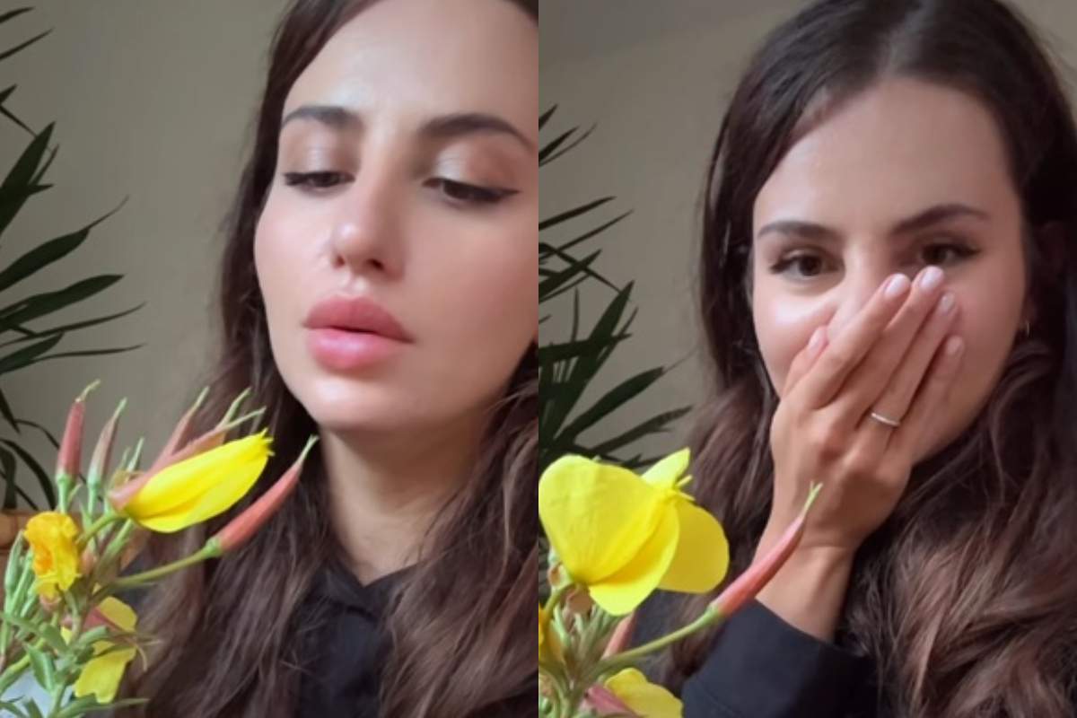 O tânără susține că o floare s-a deschis în timp ce cânta. Momentul a lăsat-o fără cuvinte