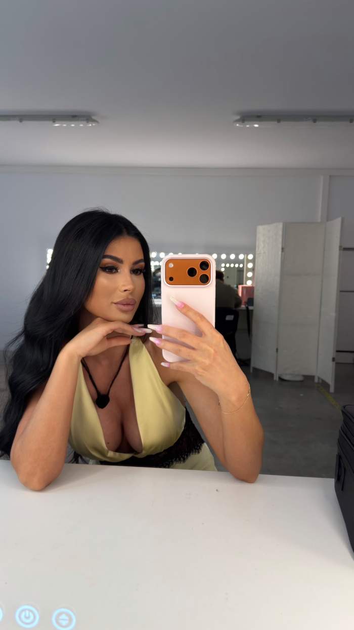 Bianca Dan, selfie in oglinda