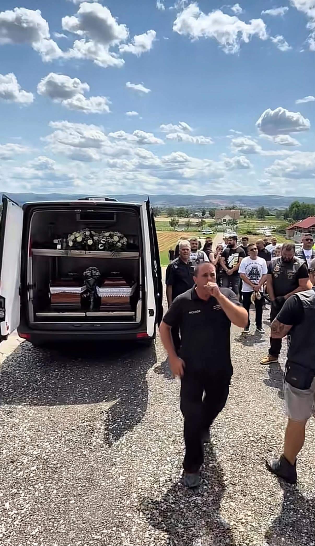 Imagini sfâșietoare de la înmormântarea soților din Oradea. Copilul lor de doar 5 ani a rămas orfan