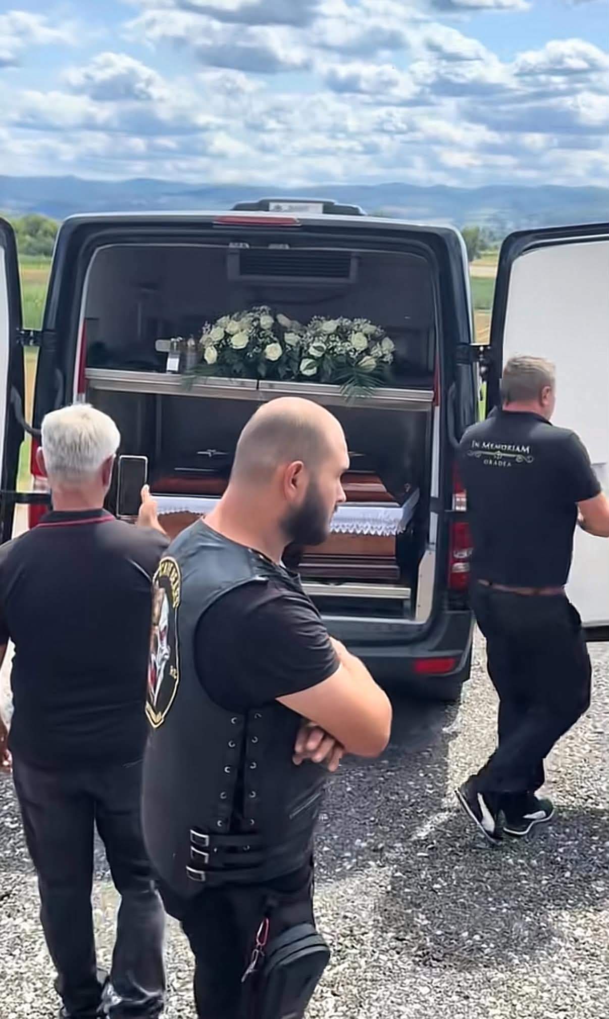 Imagini sfâșietoare de la înmormântarea soților din Oradea. Copilul lor de doar 5 ani a rămas orfan