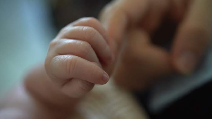 Anchetă exclusivă Observator: Piața neagră a copiilor. Bebeluși scoși la vânzare dinainte să se nască, sub privirea unui stat absent