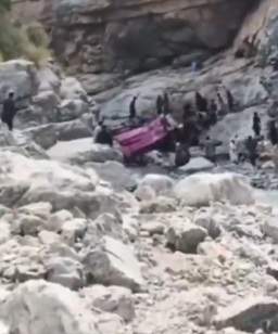 Imagini horror! Cel puțin 40 de persoane au murit după ce un autobuz a căzut într-o râpă