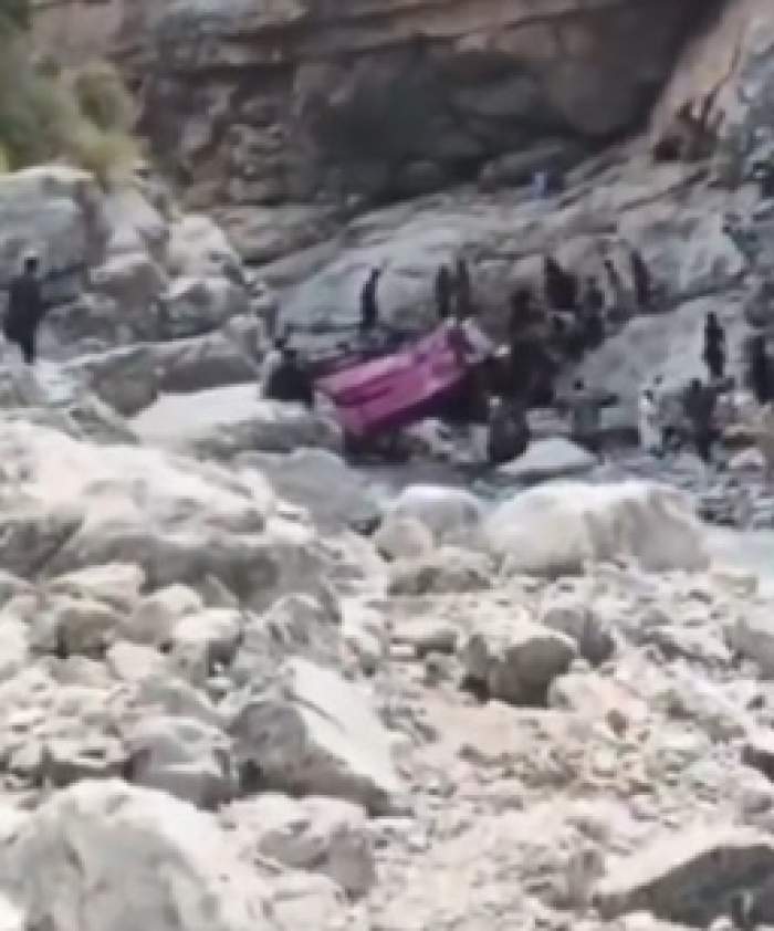 Imagini horror! Cel puțin 40 de persoane au murit după ce un autobuz a căzut într-o râpă
