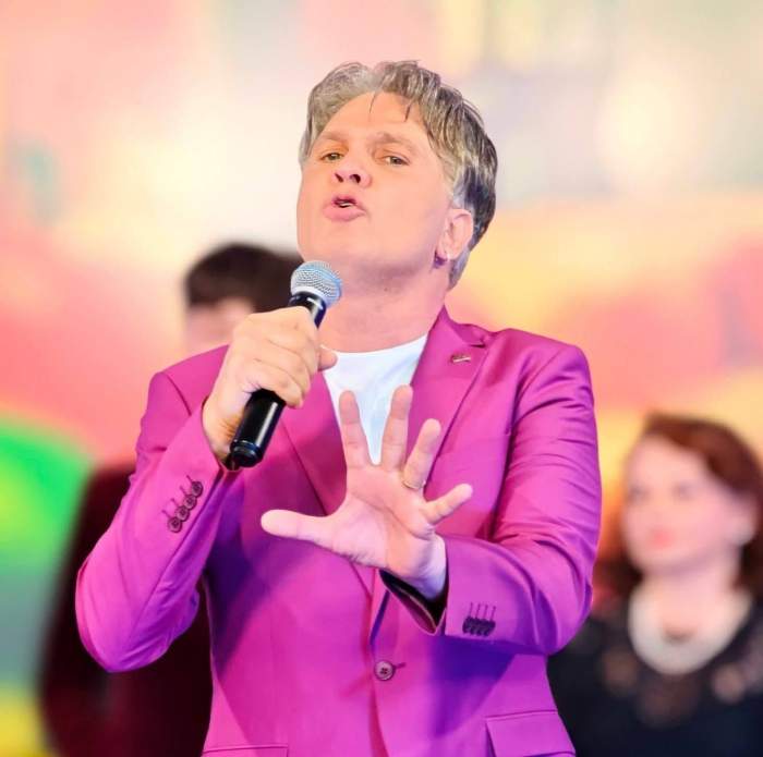 Mihai Onilă cântă