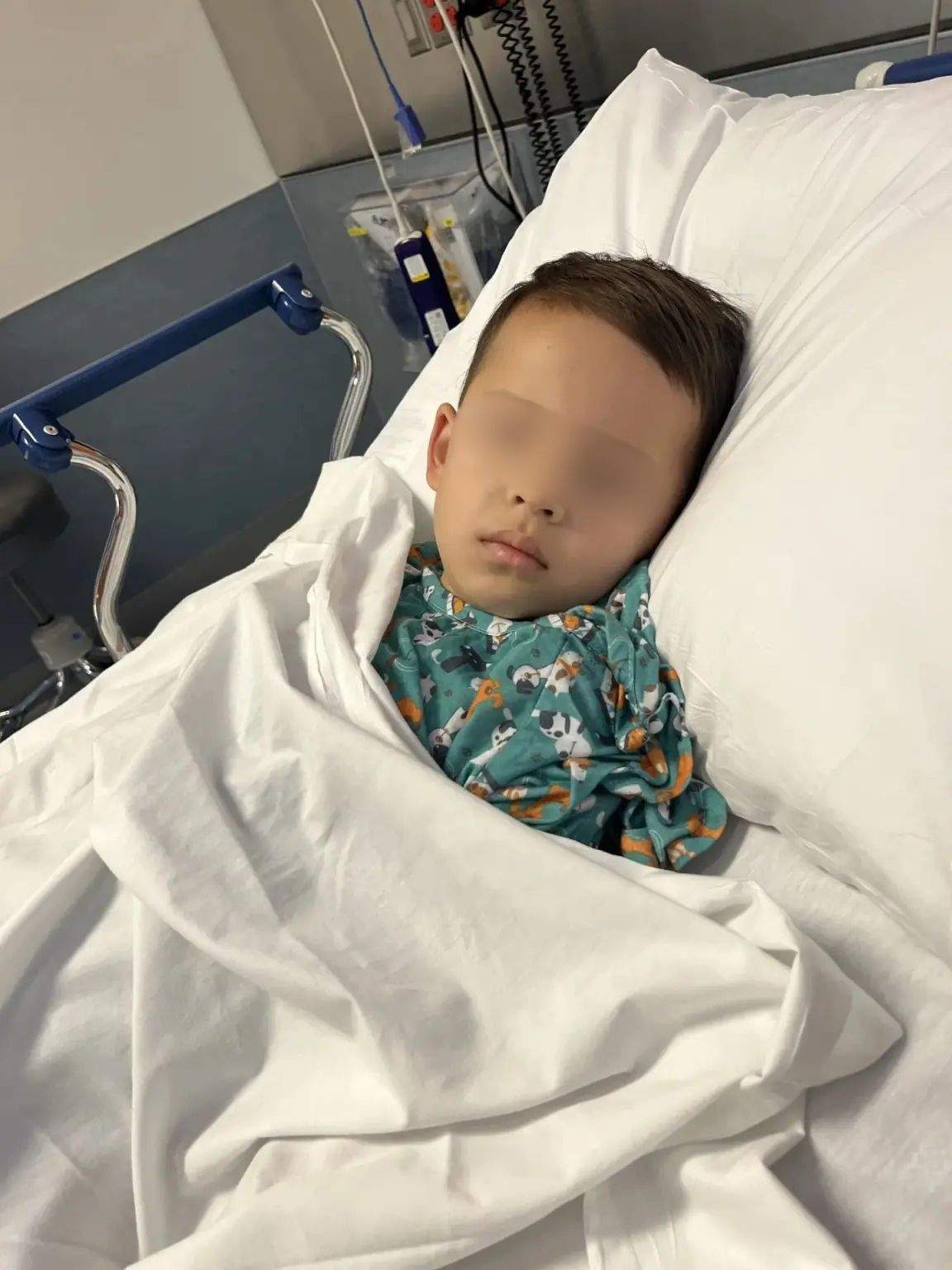 Băiețelul de 5 ani pe patul de spital