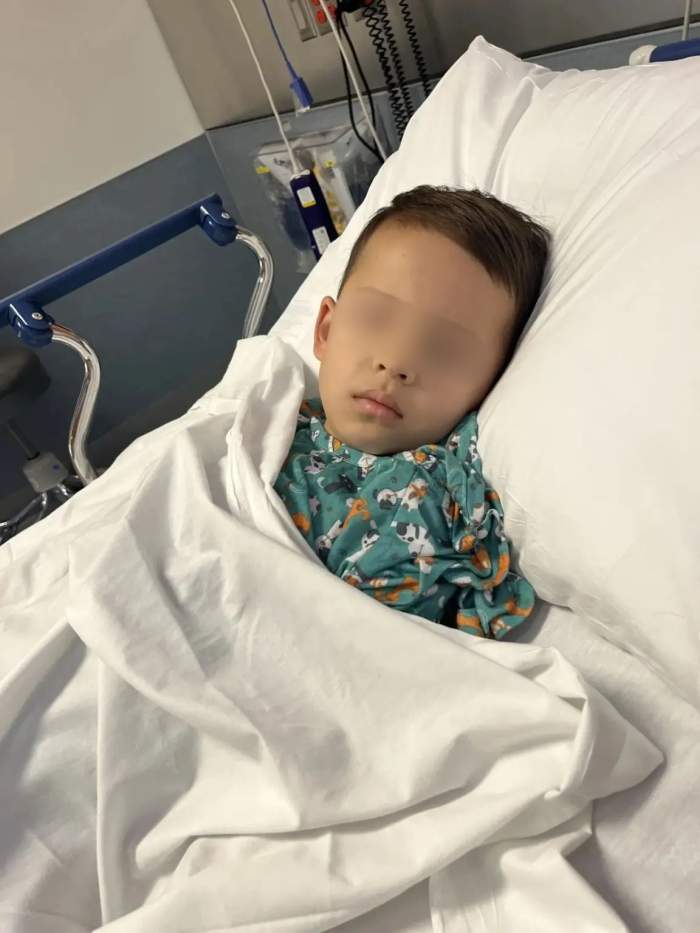 Băiețelul de 5 ani pe patul de spital