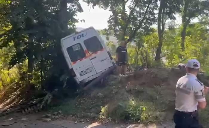 Accident grav! Microbuzul cu juniorii lui Dinamo 2 s-a izbit de un copac. Sunt mai multe victime