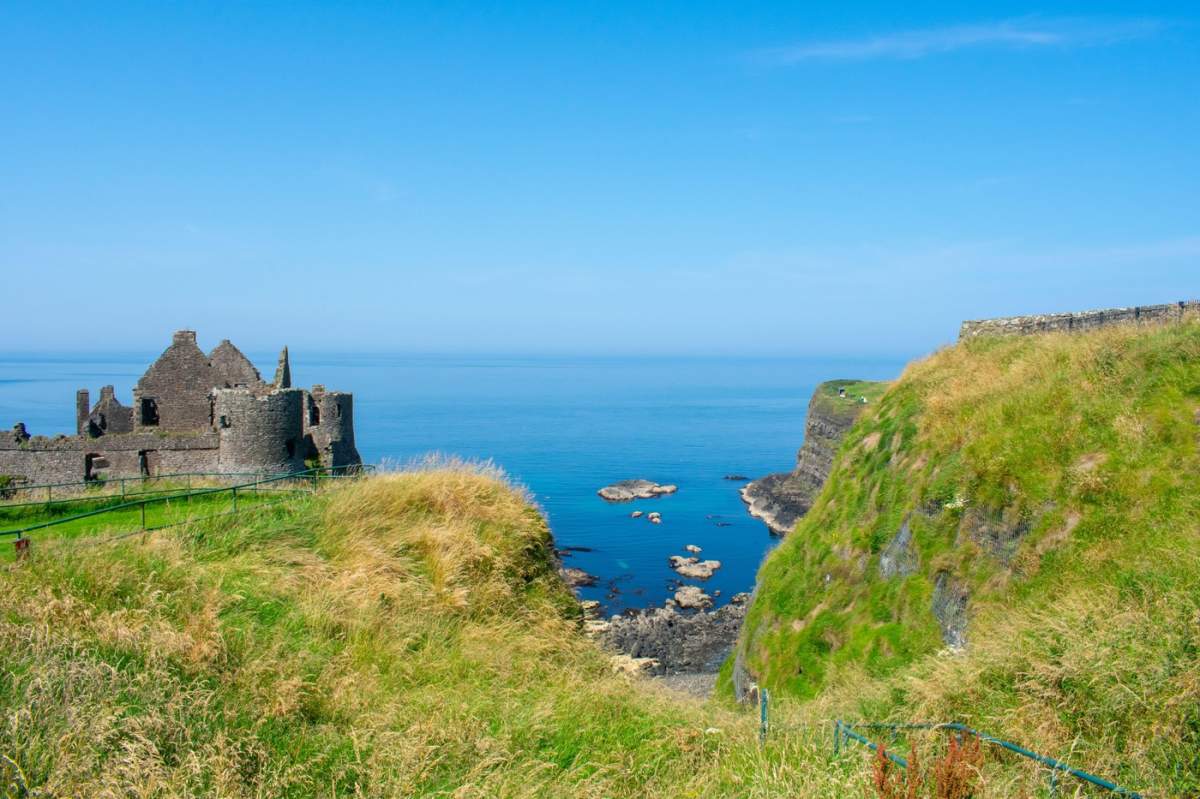 Ruinele spectaculoase ale Castelului Dunluce, situate pe stâncile de coastă din comitatul Antrim, Irlanda de Nord