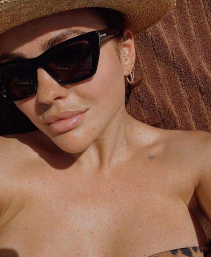 Cum arată Corina Caciuc în costum de baie! Partenera lui Laurențiu Reghecampf, surprinsă pe plajă