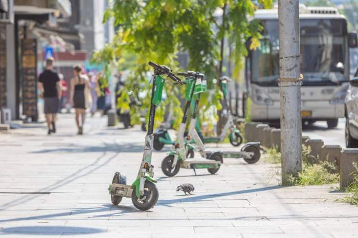 Mai multe trotinete electrice