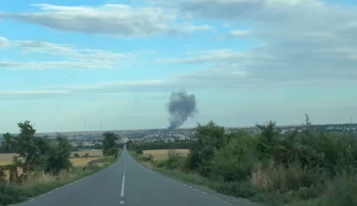 Hală din județul Constanța, cuprinsă de flăcări! Incendiul s-a extins pe 3.000 de metri pătrați