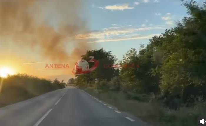 Hală din județul Constanța, cuprinsă de flăcări! Incendiul s-a extins pe 3.000 de metri pătrați