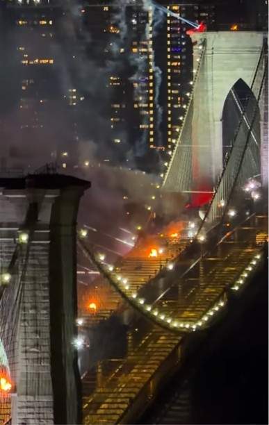 Brooklyn Bridge a luat foc, în timpul spectacolului de artificii, cu ocazia Zilei Independenței. Imagini șocante