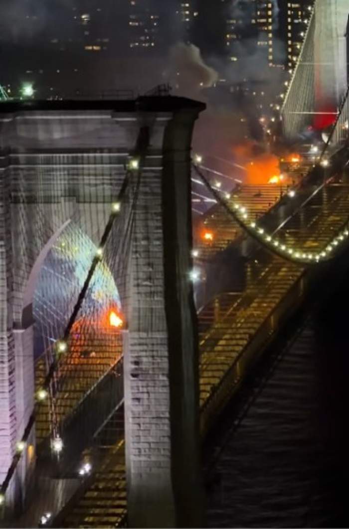 Brooklyn Bridge a luat foc, în timpul spectacolului de artificii, cu ocazia Zilei Independenței. Imagini șocante