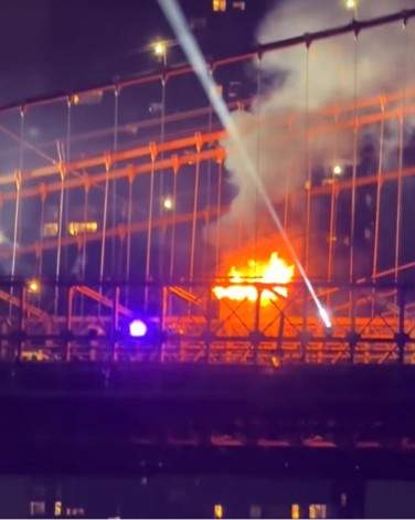 Brooklyn Bridge a luat foc, în timpul spectacolului de artificii, cu ocazia Zilei Independenței. Imagini șocante