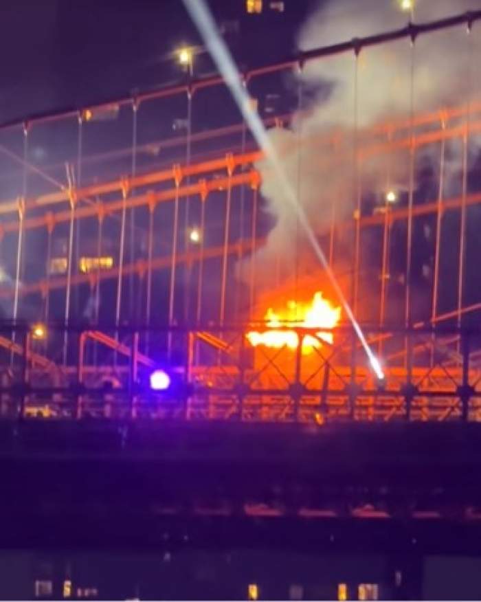 Brooklyn Bridge a luat foc, în timpul spectacolului de artificii, cu ocazia Zilei Independenței. Imagini șocante