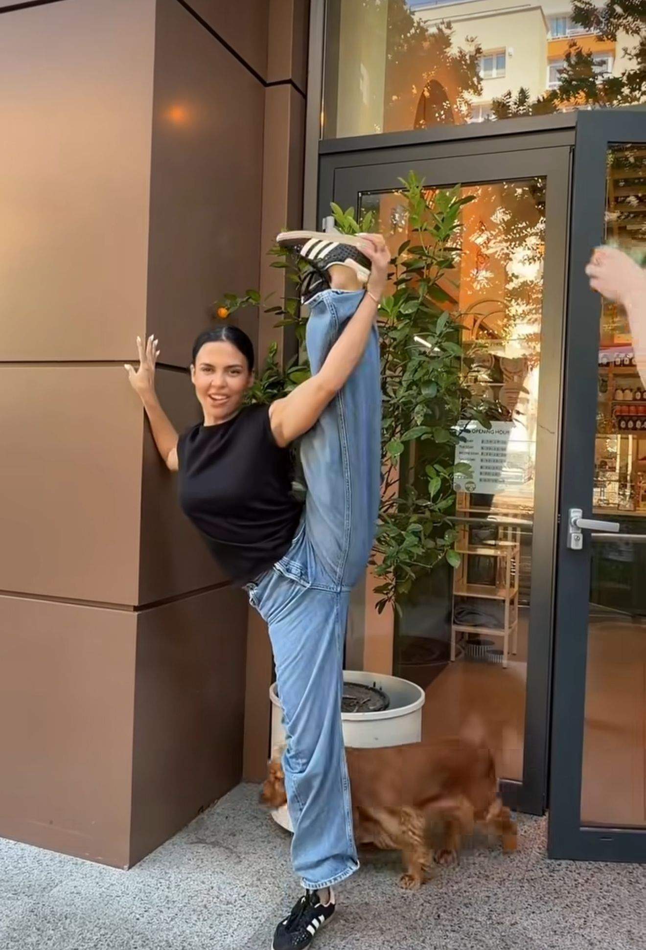 Andreea Popescu ține pe picior un pahar cu apă