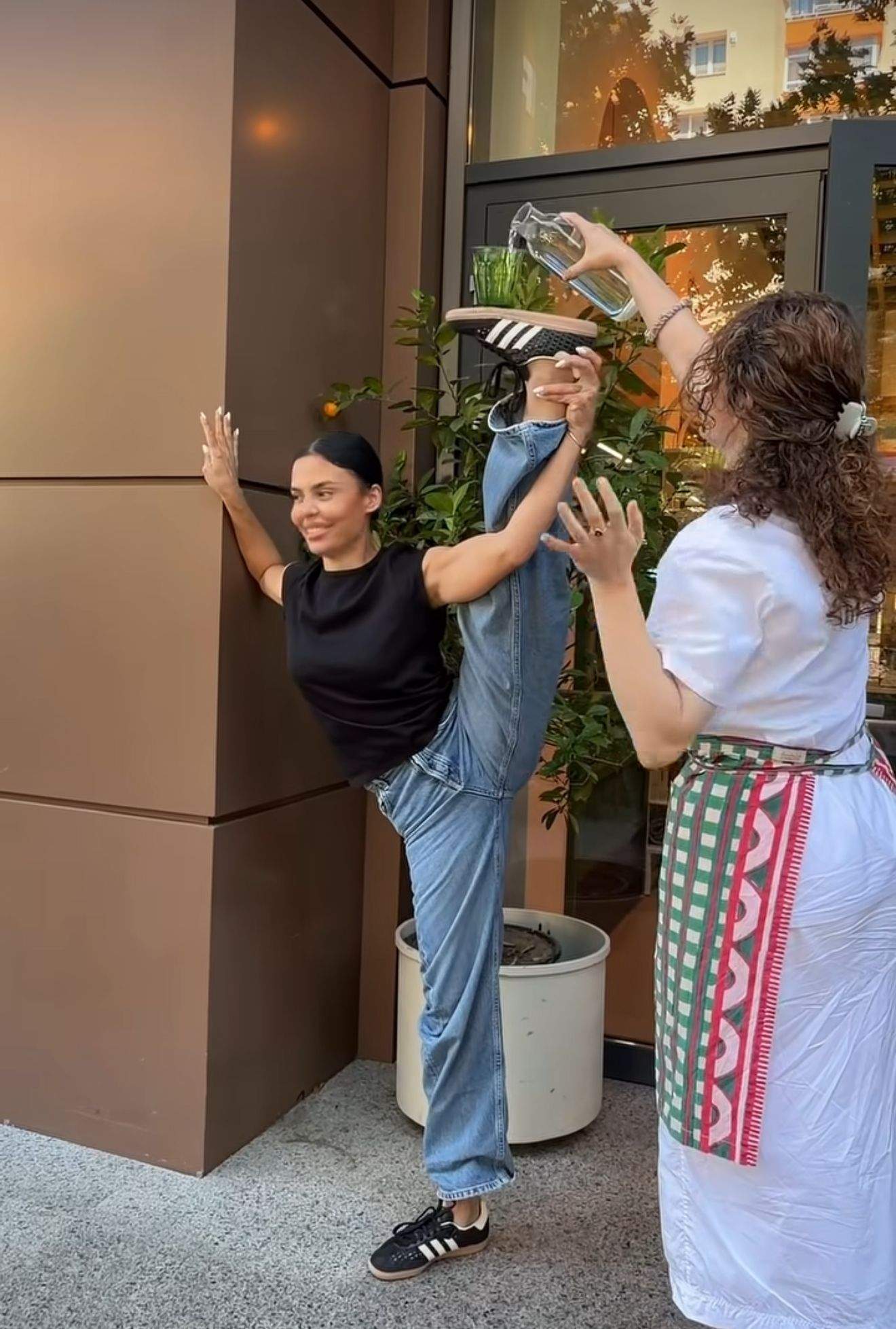 Andreea Popescu, cu un picior ridicat