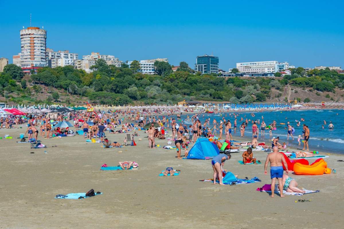 Constanța, România, 20 august 2023: Zi de vară la Playa Aloha din Constanța, România