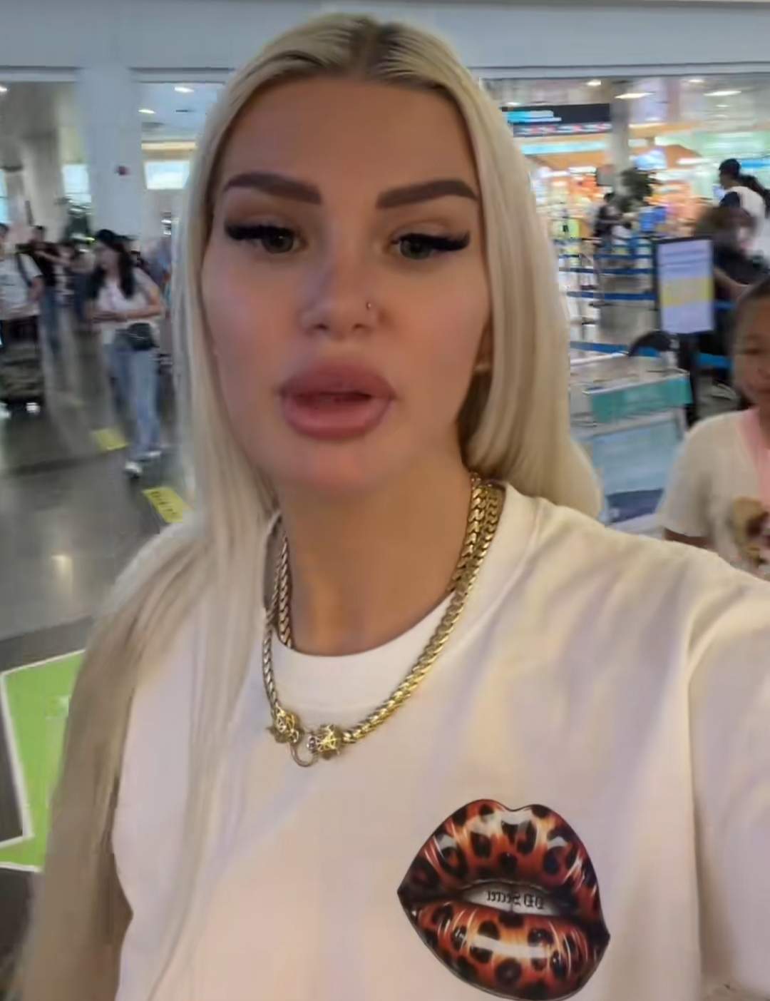 Influenceriță româncă, blocată pe un aeroport din China. Nu mai poate să se întoarcă acasă: ”Îmi vine să plâng”