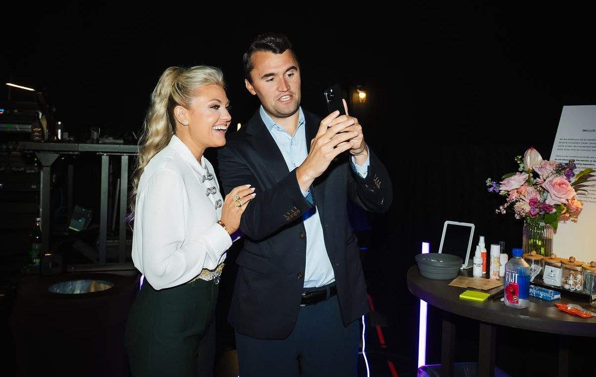 Erika și Charlie Kirk, apropiați