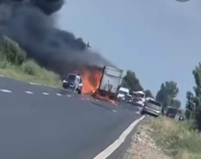 Incendiu puternic pe DN 25! Un TIR încărcat cu ulei a luat foc. Traficul este blocat în Galați | VIDEO
