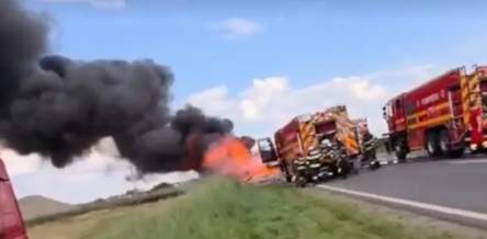 Incendiu puternic pe DN 25! Un TIR încărcat cu ulei a luat foc. Traficul este blocat în Galați | VIDEO